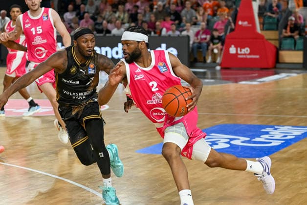 Lloyd Pandi (RASTA Vechta, 02) am Ball gegen De Jour Reaves (Basketball Loewen Braunschweig, 03) RASTA Vechta vs. Basketball Loewen Braunschweig , easyCredit Basketball Bundesliga, 4. Spieltag, Saison 2026 2027, 05.10.2026, RASTA Vechta vs. Basketball Loewen Braunschweig , easyCredit Basketball Bundesliga, 4. Spieltag, Saison 2026 2027, 05.10.2026 Vechta Copyright: xEibner-Pressefoto RobertxGertzenx EP_RGN