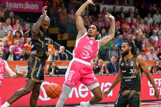 Armaan Franklin (RASTA Vechta, 04) im Luftduell mit Sheldon Edwards (Basketball Loewen Braunschweig, 13) links und Chip Flanigan (Basketball Loewen Braunschweig, 30) RASTA Vechta vs. Basketball Loewen Braunschweig , easyCredit Basketball Bundesliga, 4. Spieltag, Saison 2026 2027, 05.10.2026, RASTA Vechta vs. Basketball Loewen Braunschweig , easyCredit Basketball Bundesliga, 4. Spieltag, Saison 2026 2027, 05.10.2026 Vechta Copyright: xEibner-Pressefoto RobertxGertzenx EP_RGN