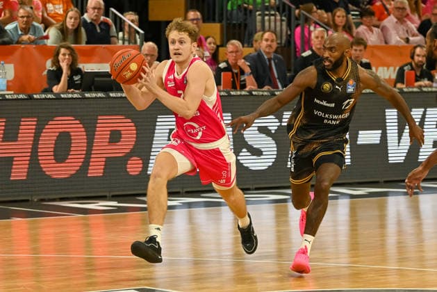Peter Hemschemeier (RASTA Vechta, 07) im Laufduell mit Sheldon Edwards (Basketball Loewen Braunschweig, 13) RASTA Vechta vs. Basketball Loewen Braunschweig , easyCredit Basketball Bundesliga, 4. Spieltag, Saison 2026 2027, 05.10.2026, RASTA Vechta vs. Basketball Loewen Braunschweig , easyCredit Basketball Bundesliga, 4. Spieltag, Saison 2026 2027, 05.10.2026 Vechta Copyright: xEibner-Pressefoto RobertxGertzenx EP_RGN