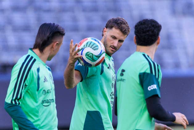 October 5, 2026, Los Angeles, California, USA: Santiago Gimenez 11 of Mexico during practice on Monday, October 5, 2026 at BMO Stadium in Los Angeles, California in preparation for an International Friendly, Länderspiel, Nationalmannschaft match against Chile on Tuesday October 6, 2026 at the Los Angeles Memorial Coliseum. ARIANA RUIZ PI Mexico press conference, PK, Pressekonferenz - ZUMAp124 20261005_zaa_p124_033 Copyright: xArianaxRuizx