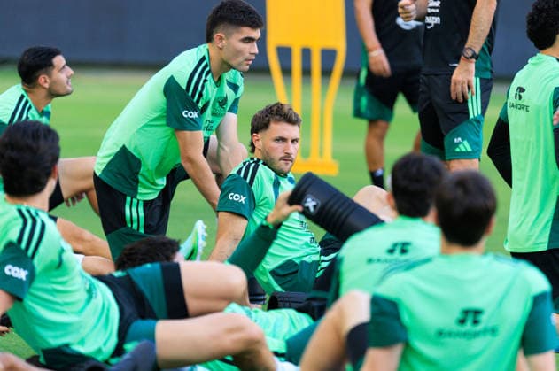 October 5, 2026, Los Angeles, California, USA: Santiago Gimenez 11 of Mexico during a practice on Monday, October 5, 2026 at BMO Stadium, in Los Angeles, California in preparation for an International Friendly, Länderspiel, Nationalmannschaft match against Chile on Tuesday October 6, 2026 at the Los Angeles Memorial Coliseum. JAVIER ROJAS PI Mexico press conference, PK, Pressekonferenz - ZUMAp124 20261005_zaa_p124_039 Copyright: xJavierxRojasx