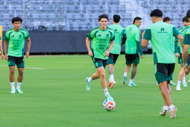 October 5, 2026, Los Angeles, California, USA: Israel Reyes 15 of Mexico during a practice on Monday, October 5, 2026 at BMO Stadium, in Los Angeles, California in preparation for an International Friendly, Länderspiel, Nationalmannschaft match against Chile on Tuesday October 6, 2026 at the Los Angeles Memorial Coliseum. JAVIER ROJAS PI Mexico press conference, PK, Pressekonferenz - ZUMAp124 20261005_zaa_p124_042 Copyright: xJavierxRojasx