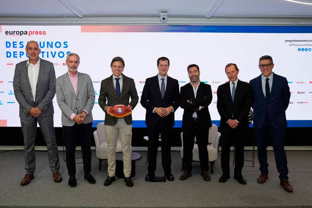 October 6, 2026, Madrid, Madrid, Spain: Photo family with Rafael de los Santos, Spain NFL, American Football Herren, USA Director, during the Desayunos Deportivos Europa Press - Rafael de los Santos, ahead the NFL Madrid match 2026 holded at Camilo Jose Cela University on October 06, 2026, in Madrid, Spain. Madrid Spain - ZUMAa181 20261006_zaa_a181_006 Copyright: xOscarxJ.xBarrosox