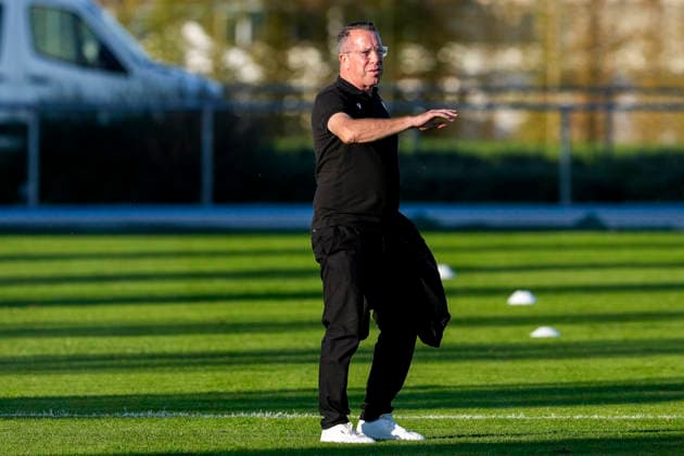 Markus Kauczinski (Trainer, Cheftrainer, SVS), gibt Anweisungen, gestikuliert, mit den Armen gestikulieren, Freisteller, Ganzkörper, Einzelbild, Einzelfoto, Aktion, Action, 06.10.2026, Brühl (Deutschland), Fussball, bfv-Pokal, Achtelfinale, FV 1918 Brühl - SV Sandhausen