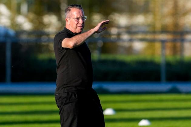 Markus Kauczinski (Trainer, Cheftrainer, SVS), gibt Anweisungen, gestikuliert, mit den Armen gestikulieren, Einzelbild, Einzelfoto, Aktion, Action, 06.10.2026, Brühl (Deutschland), Fussball, bfv-Pokal, Achtelfinale, FV 1918 Brühl - SV Sandhausen