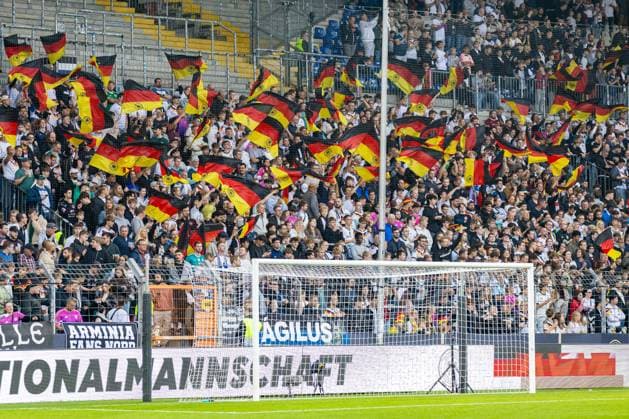 Die Fans von Deutschland U21, U 21 schwenken Deutschland-Fahnen GER, Deutschland (GER) vs. Georgien (GEO), Fussball, UEFA U21 EM-Qualifikation, Gruppe F, 13. Spieltag, Spielzeit 2026 2027, 06.10.2026 GER, Deutschland (GER) vs. Georgien (GEO), Fussball, UEFA U21 EM-Qualifikation, Gruppe F, 13. Spieltag, Spielzeit 2026 2027, 06.10.2026 Bielefeld Copyright: xEibner-Pressefoto JanxRollingerx EP_JSK
