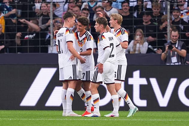 06.10.2026, xydrx, Herren, Fußball, Länderspiel, U21, U 21 EM-Qualifikation, Deutchland - Georgien, Saison 2026 2027, Schüco Arena: Torjubel nach dem Tor zum 1:0 für Deutschland durch Torschütze Noah Darvich (GER, 17) zusammen mit Elias Baum (GER, 2) und Aljoscha Kemlein (GER, 16) DFB regulations prohibit any use of photographs as image sequences and or quasi-video. Copyright: HMBxMedia YannisxDreimann
