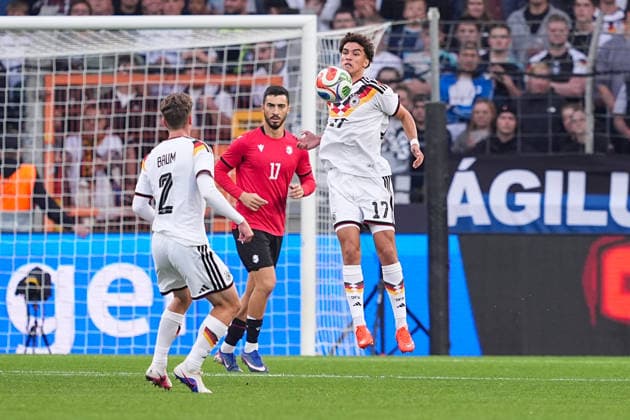 06.10.2026, xydrx, Herren, Fußball, Länderspiel, U21, U 21 EM-Qualifikation, Deutchland - Georgien, Saison 2026 2027, Schüco Arena: Elias Baum (GER, 2) und Noah Darvich (GER, 17) Akaki Giunashvili (GEO, 17) DFB regulations prohibit any use of photographs as image sequences and or quasi-video. Copyright: HMBxMedia YannisxDreimann