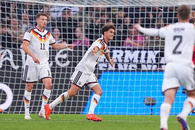 06.10.2026, xydrx, Herren, Fußball, Länderspiel, U21, U 21 EM-Qualifikation, Deutchland - Georgien, Saison 2026 2027, Schüco Arena: Torjubel nach dem Tor zum 1:0 für Deutschland durch Torschütze Noah Darvich (GER, 17) zusammen mit Dzenan Pejcinovic (GER, 11) DFB regulations prohibit any use of photographs as image sequences and or quasi-video. Copyright: HMBxMedia YannisxDreimann