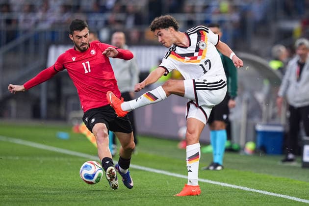 06.10.2026, xydrx, Herren, Fußball, Länderspiel, U21, U 21 EM-Qualifikation, Deutchland - Georgien, Saison 2026 2027, Schüco Arena: Akaki Giunashvili (GEO, 17) im Zweikampf gegen Noah Darvich (GER, 17) DFB regulations prohibit any use of photographs as image sequences and or quasi-video. Copyright: HMBxMedia YannisxDreimann