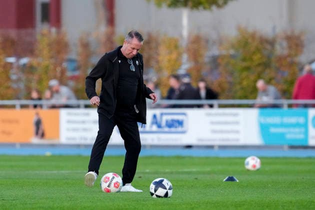 Markus Kauczinski (Trainer, Cheftrainer, SVS), am Ball, Freisteller, Ganzkörper, Einzelbild, Einzelfoto, Aktion, Action, 06.10.2026, Brühl (Deutschland), Fussball, bfv-Pokal, Achtelfinale, FV 1918 Brühl - SV Sandhausen