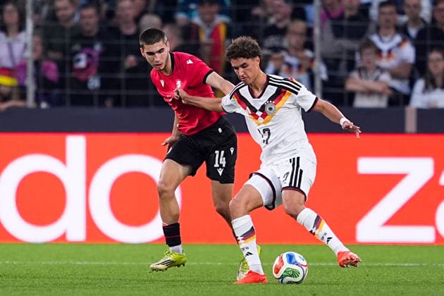 06.10.2026, xydrx, Herren, Fußball, Länderspiel, U21, U 21 EM-Qualifikation, Deutchland - Georgien, Saison 2026 2027, Schüco Arena: Aleko Basiladze (GEO, 14) im Zweikampf gegen Noah Darvich (GER, 17) DFB regulations prohibit any use of photographs as image sequences and or quasi-video. Copyright: HMBxMedia YannisxDreimann