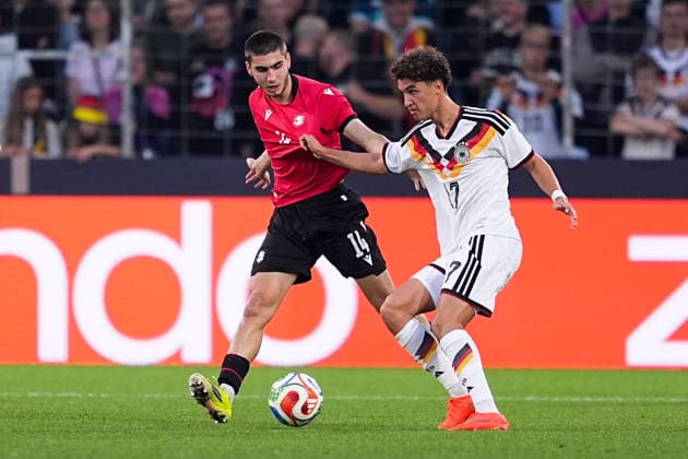 06.10.2026, xydrx, Herren, Fußball, Länderspiel, U21, U 21 EM-Qualifikation, Deutchland - Georgien, Saison 2026 2027, Schüco Arena: Aleko Basiladze (GEO, 14) im Zweikampf gegen Noah Darvich (GER, 17) DFB regulations prohibit any use of photographs as image sequences and or quasi-video. Copyright: HMBxMedia YannisxDreimann