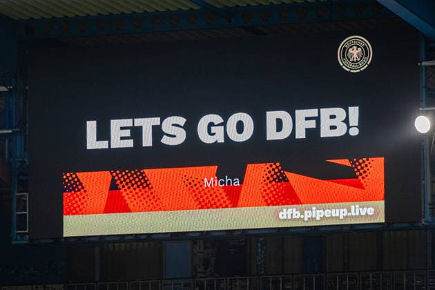 Anzeigtafel mit einem Fangruss von Micha: LETS GO DFB! GER, Deutschland (GER) vs. Georgien (GEO), Fussball, UEFA U21, U 21 EM-Qualifikation, Gruppe F, 13. Spieltag, Spielzeit 2026 2027, 06.10.2026 GER, Deutschland (GER) vs. Georgien (GEO), Fussball, UEFA U21 EM-Qualifikation, Gruppe F, 13. Spieltag, Spielzeit 2026 2027, 06.10.2026 Bielefeld Copyright: xEibner-Pressefoto JanxRollingerx EP_JSK