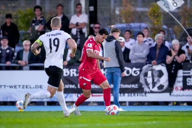 v.li.: David Zyprian (Brühl, 19, Kapitän), Lukas Mazagg (SVS, 21), Aktion, Action, Spielszene, 06.10.2026, Brühl (Deutschland), Fussball, bfv-Pokal, Achtelfinale, FV 1918 Brühl - SV Sandhausen