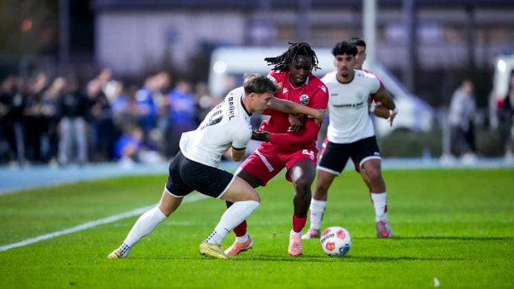 v.li.: Fynn Bauer (Brühl, 29), Gaoussou Dabo (SVS, 44), Zweikampf, Spielszene, Duell, duel, tackle, tackling, Dynamik, Action, Aktion, 06.10.2026, Brühl (Deutschland), Fussball, bfv-Pokal, Achtelfinale, FV 1918 Brühl - SV Sandhausen