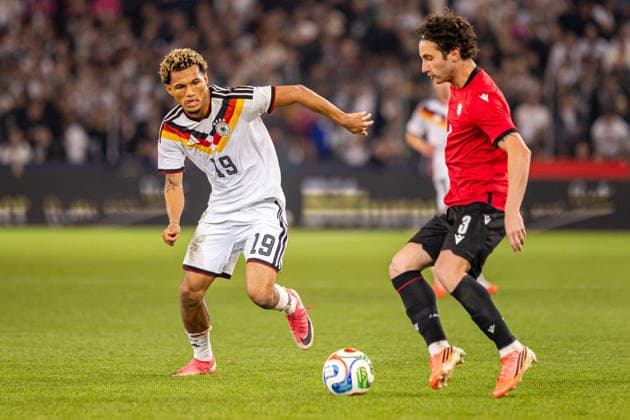 (L-R) Paris Brunner (Deutschland U21, U 21 19) im Zweikampf mit Dato Bukia (Georgien U21, 03) GER, Deutschland (GER) vs. Georgien (GEO), Fussball, UEFA U21 EM-Qualifikation, Gruppe F, 13. Spieltag, Spielzeit 2026 2027, 06.10.2026 GER, Deutschland (GER) vs. Georgien (GEO), Fussball, UEFA U21 EM-Qualifikation, Gruppe F, 13. Spieltag, Spielzeit 2026 2027, 06.10.2026 Bielefeld Copyright: xEibner-Pressefoto JanxRollingerx EP_JSK