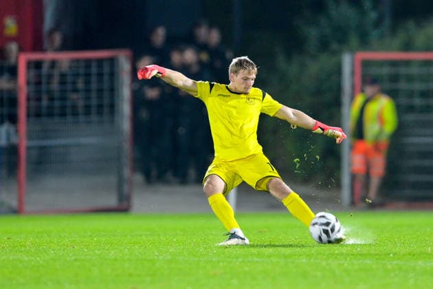 Erio Avdija (Torwart, Unterhaching, 1) am Ball, Freisteller, Einzelbild, Aktion, Action, 06.10.2026, Unterhaching (Deutschland), Fussball, BFV Verbandspokal, Viertelfinale, SpVgg Unterhaching - SSV Jahn Regensburg