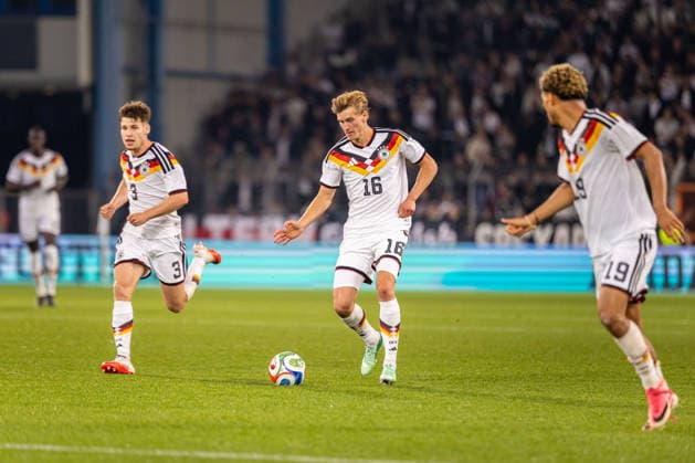 (L-R) Lukas Ullrich (Deutschland U21, U 21 03), Aljoscha Kemlein (Deutschland U21, 16) am Ball, Paris Brunner (Deutschland U21, 19) GER, Deutschland (GER) vs. Georgien (GEO), Fussball, UEFA U21 EM-Qualifikation, Gruppe F, 13. Spieltag, Spielzeit 2026 2027, 06.10.2026 GER, Deutschland (GER) vs. Georgien (GEO), Fussball, UEFA U21 EM-Qualifikation, Gruppe F, 13. Spieltag, Spielzeit 2026 2027, 06.10.2026 Bielefeld Copyright: xEibner-Pressefoto JanxRollingerx EP_JSK