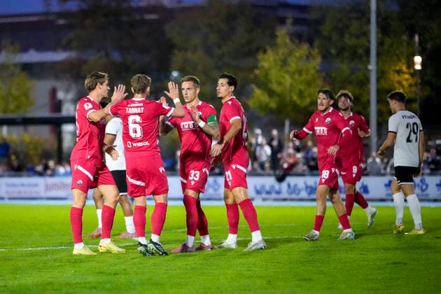 v.li.: Max Christiansen (SVS, 26), Niklas Tarnat (SVS, 6), Torschütze Marco Kehl-Gomez (SVS, 33, Kapitän), Lukas Mazagg (SVS, 21), Tim Korzuschek (SVS, 18), Maximilian Wagner (SVS, 9) Spieler vom SV Sandhausen (SVS), jubeln über das Tor zum 1:0, Jubel, Torjubel, Torerfolg, celebrate the goal, goal, celebration, jubelt ueber das Tor, Freuen, Freude, freut sich, optimistisch, positiv, Spielszene, Highlight, Action, Aktion, 06.10.2026, Brühl (Deutschland), Fussball, bfv-Pokal, Achtelfinale, FV 1918 Brühl - SV Sandhausen