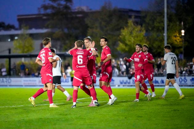 v.li.: Max Christiansen (SVS, 26), Niklas Tarnat (SVS, 6), Torschütze Marco Kehl-Gomez (SVS, 33, Kapitän), Lukas Mazagg (SVS, 21), Tim Korzuschek (SVS, 18), Maximilian Wagner (SVS, 9) Spieler vom SV Sandhausen (SVS), jubeln über das Tor zum 1:0, Jubel, Torjubel, Torerfolg, celebrate the goal, goal, celebration, jubelt ueber das Tor, Freuen, Freude, freut sich, optimistisch, positiv, Spielszene, Highlight, Action, Aktion, 06.10.2026, Brühl (Deutschland), Fussball, bfv-Pokal, Achtelfinale, FV 1918 Brühl - SV Sandhausen