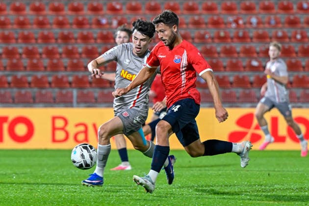 v.li.: Nicolas Oliveira (Regensburg, 25) Moritz Mueller (Unterhaching, 24) im Zweikampf, Duell, duel, tackle, Dynamik, Action, Aktion, 06.10.2026, Unterhaching (Deutschland), Fussball, BFV Verbandspokal, Viertelfinale, SpVgg Unterhaching - SSV Jahn Regensburg