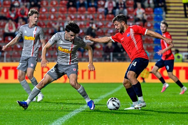 v.li.: Nicolas Oliveira (Regensburg, 25) Moritz Mueller (Unterhaching, 24) im Zweikampf, Duell, duel, tackle, Dynamik, Action, Aktion, 06.10.2026, Unterhaching (Deutschland), Fussball, BFV Verbandspokal, Viertelfinale, SpVgg Unterhaching - SSV Jahn Regensburg