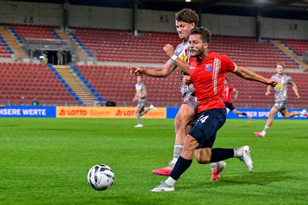 v.li.: Jakob Seibold (Regensburg, 40) Moritz Mueller (Unterhaching, 24) im Zweikampf, Duell, duel, tackle, Dynamik, Action, Aktion, 06.10.2026, Unterhaching (Deutschland), Fussball, BFV Verbandspokal, Viertelfinale, SpVgg Unterhaching - SSV Jahn Regensburg
