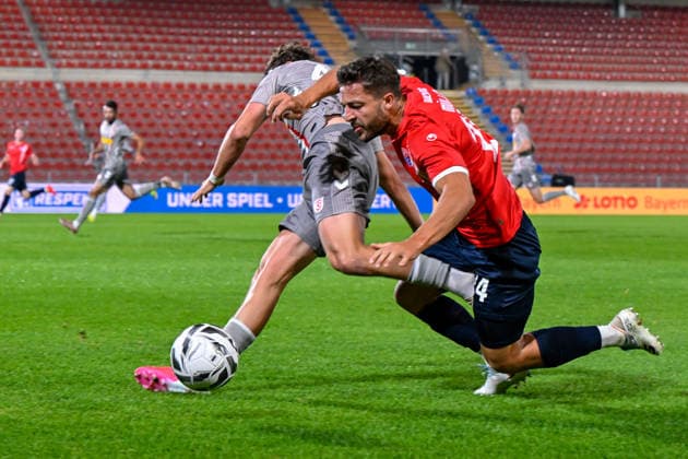 v.li.: Jakob Seibold (Regensburg, 40) Moritz Mueller (Unterhaching, 24) im Zweikampf, Duell, duel, tackle, Dynamik, Action, Aktion, 06.10.2026, Unterhaching (Deutschland), Fussball, BFV Verbandspokal, Viertelfinale, SpVgg Unterhaching - SSV Jahn Regensburg