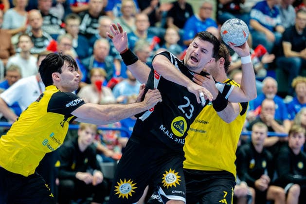 Solingen, 06.10.2026, Handball, Herren, EHF, European League, Gruppenphase, 2. Spieltag, 2026 2027, Bergischer HC - IK Sävehof Janik Schrader (Bergischer HC, 23) im Zweikampf mit Tom Poyet (IK Sävehof, 7)