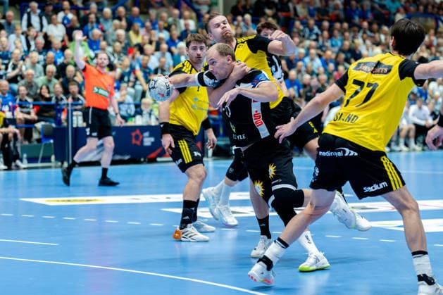 Solingen, 06.10.2026, Handball, Herren, EHF, European League, Gruppenphase, 2. Spieltag, 2026 2027, Bergischer HC - IK Sävehof Fynn Hangstein (Bergischer HC, 10) im Zweikampf mit Birgir Steinn Jonsson (IK Sävehof, 8)
