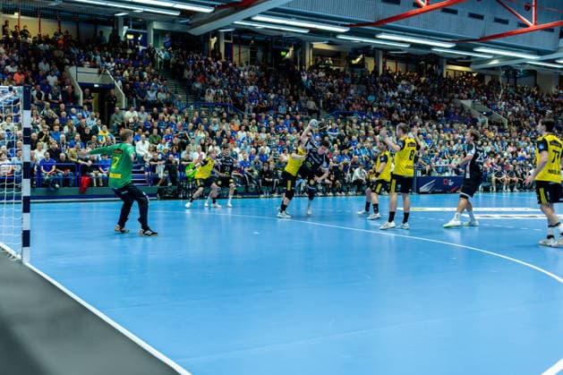 Solingen, 06.10.2026, Handball, Herren, EHF, European League, Gruppenphase, 2. Spieltag, 2026 2027, Bergischer HC - IK Sävehof Sören Steinhaus (Bergischer HC, 53) beim Torwurf gegen Peter Johannesson (IK Sävehof, 12)