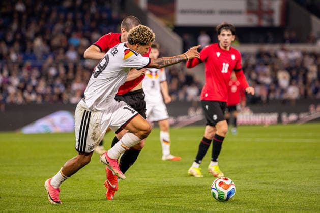 (L-R) Paris Brunner (Deutschland U21, U 21 19) im Zweikampf mit Aleksandre Amisulashvili (Georgien U21, 05) (hinten) GER, Deutschland (GER) vs. Georgien (GEO), Fussball, UEFA U21 EM-Qualifikation, Gruppe F, 13. Spieltag, Spielzeit 2026 2027, 06.10.2026 GER, Deutschland (GER) vs. Georgien (GEO), Fussball, UEFA U21 EM-Qualifikation, Gruppe F, 13. Spieltag, Spielzeit 2026 2027, 06.10.2026 Bielefeld Copyright: xEibner-Pressefoto JanxRollingerx EP_JSK