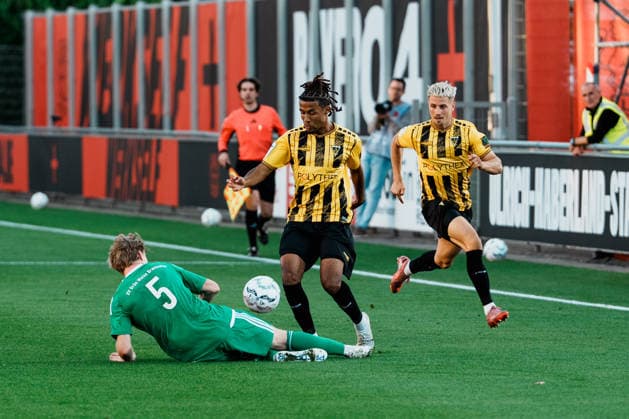 Dribbling, Ballbesitz, am Ball, Spielaufbau, Übersicht Nathan Bitumazala (Alemannia Aachen, 19), Jacob Jansen (Grün-Weiß Brauweiler, 5), Deutschland, Fußball, Herren - Mittelrheinpokal (FVM) Saison 2026 2027, 2. Runde: SV Grün - Weiß Brauweiler vs TSV Alemannia Aachen (Ulrich - Haberland - Stadion, Leverkusen) Copyright: xThiemoxRudolphx