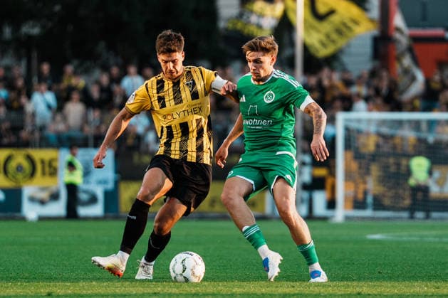 Dribbling, Ballbesitz, am Ball, Spielaufbau, Übersicht, Danilo Wiebe (Alemannia Aachen, 28) gegen Matti Fiedler (Grün-Weiß Brauweiler, 6), Deutschland, Fußball, Herren - Mittelrheinpokal (FVM) Saison 2026 2027, 2. Runde: SV Grün - Weiß Brauweiler vs TSV Alemannia Aachen (Ulrich - Haberland - Stadion, Leverkusen) Copyright: xThiemoxRudolphx