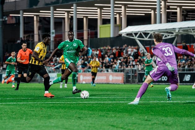 Tor von Ken Izekor (Alemannia Aachen, 18), Julian Roloff (Grün-Weiß Brauweiler, 33) Jubel, Tor, Freude, feiern, Spass, Emotionen zum 3 zu 0, Deutschland, Fußball, Herren - Mittelrheinpokal (FVM) Saison 2026 2027, 2. Runde: SV Grün - Weiß Brauweiler vs TSV Alemannia Aachen (Ulrich - Haberland - Stadion, Leverkusen) Copyright: xThiemoxRudolphx