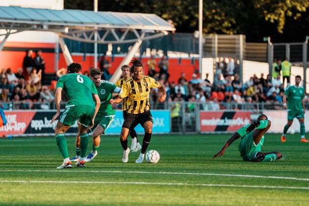 Nathan Bitumazala (Alemannia Aachen, 19) Dribbling, Ballbesitz, am Ball, Spielaufbau, Übersicht vor Matti Fiedler (Grün-Weiß Brauweiler, 6), Deutschland, Fußball, Herren - Mittelrheinpokal (FVM) Saison 2026 2027, 2. Runde: SV Grün - Weiß Brauweiler vs TSV Alemannia Aachen (Ulrich - Haberland - Stadion, Leverkusen) Copyright: xThiemoxRudolphx