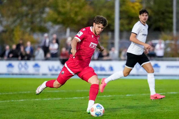 Maximilian Wagner (SVS, 9), am Ball, Aktion, Action, Spielszene, 06.10.2026, Brühl (Deutschland), Fussball, bfv-Pokal, Achtelfinale, FV 1918 Brühl - SV Sandhausen