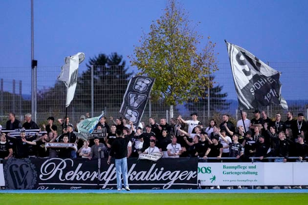 Die mitgereisten Ultras vom SV Sandhausen schwenken in der Fankurve ihre Fahnen, Gästefans, Gästeblock, Gast, Fanblock, freuen sich aufs Spiel, Fans, Publikum, Zuschauer, Stimmung, Atmosphäre, Stadion, 06.10.2026, Brühl (Deutschland), Fussball, bfv-Pokal, Achtelfinale, FV 1918 Brühl - SV Sandhausen