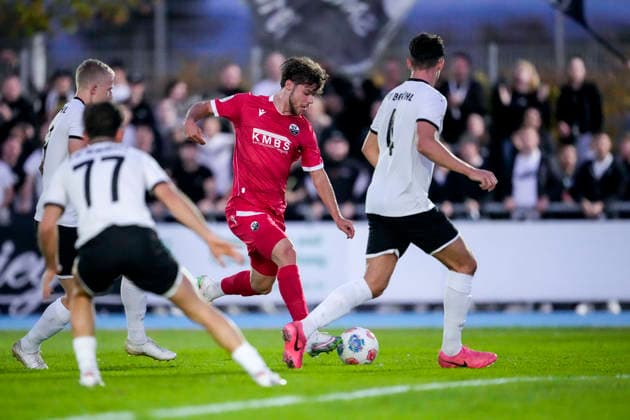 v.li.: David Zyprian (Brühl, 19, Kapitän), Jonas Can (Brühl, 77), Maximilian Wagner (SVS, 9), Marcel Menges (Brühl, 4), Zweikampf, Spielszene, Duell, duel, tackle, tackling, Dynamik, Action, Aktion, 06.10.2026, Brühl (Deutschland), Fussball, bfv-Pokal, Achtelfinale, FV 1918 Brühl - SV Sandhausen