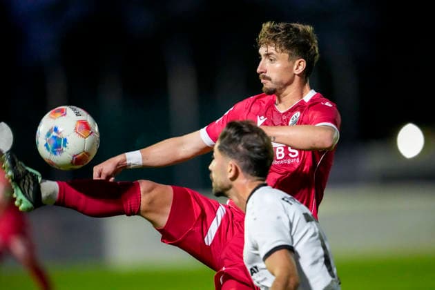 v.li.: Niklas Tarnat (SVS, 6), Jonas Can (Brühl, 77), Zweikampf, Spielszene, Duell, duel, tackle, tackling, Dynamik, Action, Aktion, 06.10.2026, Brühl (Deutschland), Fussball, bfv-Pokal, Achtelfinale, FV 1918 Brühl - SV Sandhausen