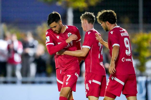 v.li.: Torschütze David Mamutovic (SVS, 7), Ken Gipson (SVS, 24), Maximilian Wagner (SVS, 9), Spieler vom SV Sandhausen (SVS), jubeln über das Tor zum 0:2, Jubel, Torjubel, Torerfolg, celebrate the goal, goal, celebration, jubelt ueber das Tor, Freuen, Freude, freut sich, optimistisch, positiv, Spielszene, Highlight, Action, Aktion, 06.10.2026, Brühl (Deutschland), Fussball, bfv-Pokal, Achtelfinale, FV 1918 Brühl - SV Sandhausen