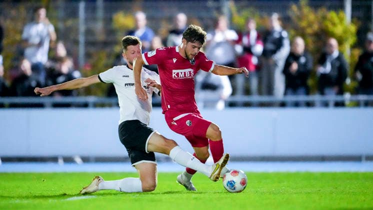 v.li.: Anes Klicic (Brühl, 31), Maximilian Wagner (SVS, 9), Zweikampf, Spielszene, Duell, duel, tackle, tackling, Dynamik, Action, Aktion, 06.10.2026, Brühl (Deutschland), Fussball, bfv-Pokal, Achtelfinale, FV 1918 Brühl - SV Sandhausen