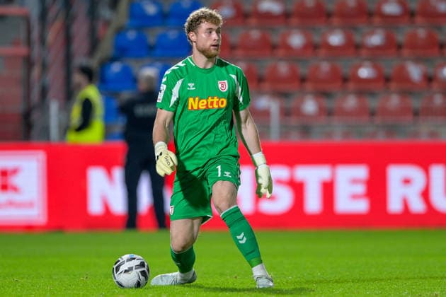 Hannes Hermann (Torwart, Regensburg, 1) am Ball, Freisteller, Einzelbild, Aktion, Action, 06.10.2026, Unterhaching (Deutschland), Fussball, BFV Verbandspokal, Viertelfinale, SpVgg Unterhaching - SSV Jahn Regensburg
