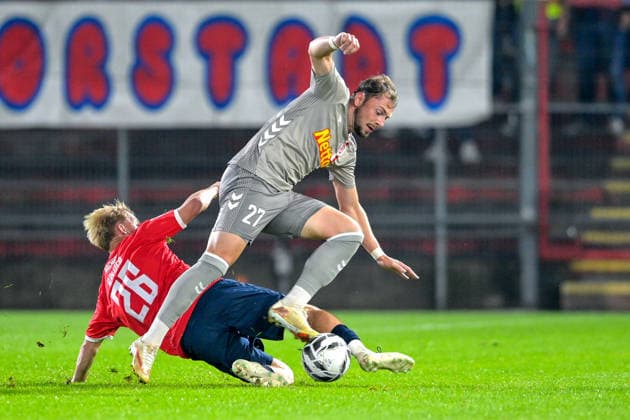 v.li.: Andy Breuer (Unterhaching, 26) Lucas Hermes (Regensburg, 27) im Zweikampf, Duell, duel, tackle, Dynamik, Action, Aktion, 06.10.2026, Unterhaching (Deutschland), Fussball, BFV Verbandspokal, Viertelfinale, SpVgg Unterhaching - SSV Jahn Regensburg