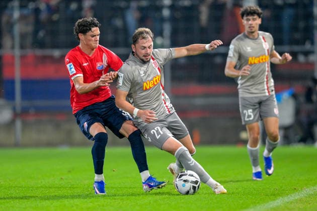 v.li.: Constantin Strunz (Unterhaching, 38) Lucas Hermes (Regensburg, 27) im Zweikampf, Duell, duel, tackle, Dynamik, Action, Aktion, 06.10.2026, Unterhaching (Deutschland), Fussball, BFV Verbandspokal, Viertelfinale, SpVgg Unterhaching - SSV Jahn Regensburg