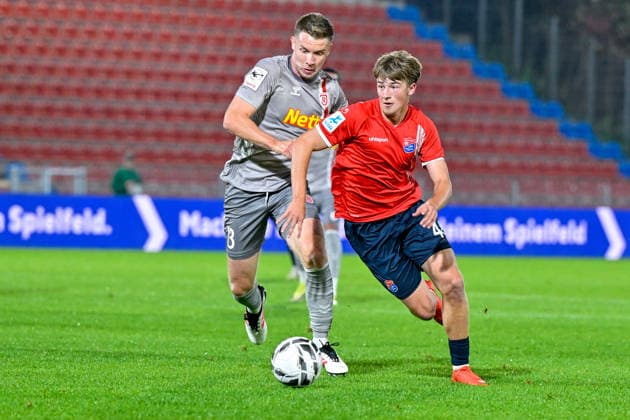 v.li.: Erik Majetschak (Regensburg, 13) Marinus Spann (Unterhaching, 46) im Zweikampf, Duell, duel, tackle, Dynamik, Action, Aktion, 06.10.2026, Unterhaching (Deutschland), Fussball, BFV Verbandspokal, Viertelfinale, SpVgg Unterhaching - SSV Jahn Regensburg