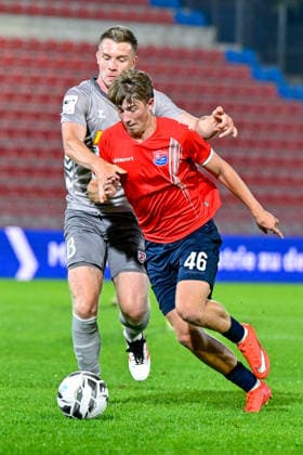 v.li.: Erik Majetschak (Regensburg, 13) Marinus Spann (Unterhaching, 46) im Zweikampf, Duell, duel, tackle, Dynamik, Action, Aktion, 06.10.2026, Unterhaching (Deutschland), Fussball, BFV Verbandspokal, Viertelfinale, SpVgg Unterhaching - SSV Jahn Regensburg