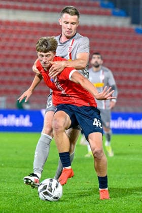v.li.: Erik Majetschak (Regensburg, 13) Marinus Spann (Unterhaching, 46) im Zweikampf, Duell, duel, tackle, Dynamik, Action, Aktion, 06.10.2026, Unterhaching (Deutschland), Fussball, BFV Verbandspokal, Viertelfinale, SpVgg Unterhaching - SSV Jahn Regensburg