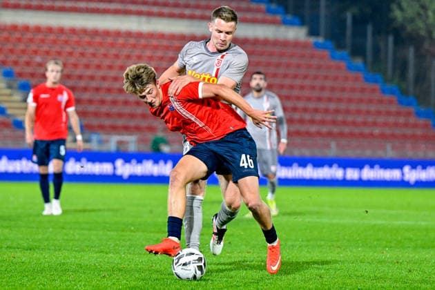 v.li.: Marinus Spann (Unterhaching, 46) Erik Majetschak (Regensburg, 13) im Zweikampf, Duell, duel, tackle, Dynamik, Action, Aktion, 06.10.2026, Unterhaching (Deutschland), Fussball, BFV Verbandspokal, Viertelfinale, SpVgg Unterhaching - SSV Jahn Regensburg